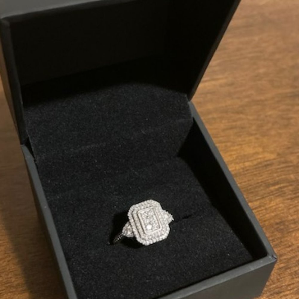 Zales - White gold and diamond ring - Size 7